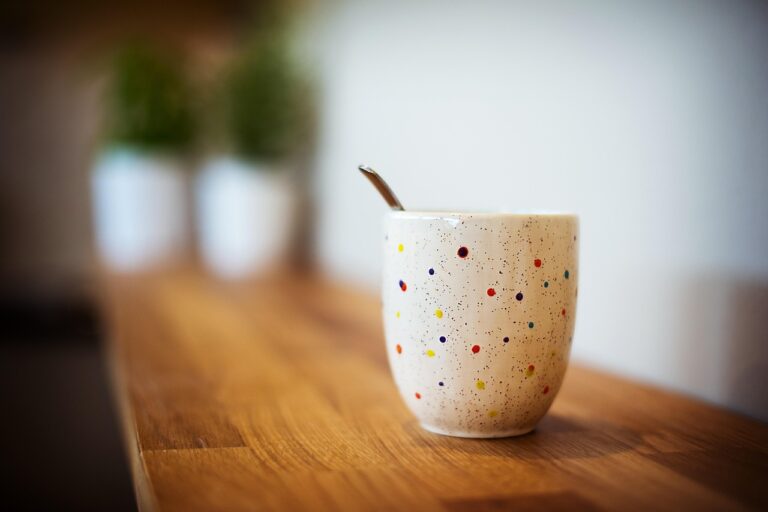 エナジードリンクが肌荒れを引き起こす原因とは？