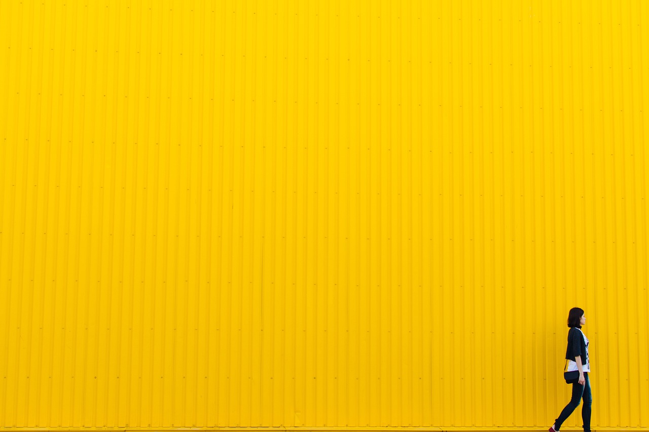 大人ニキビが気になる敏感肌のためのスキンケア方法は？