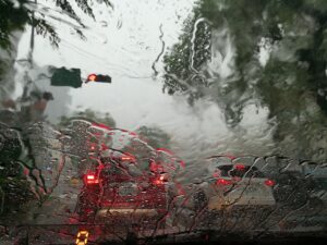 大人ニキビは梅雨の湿気で悪化するのか？